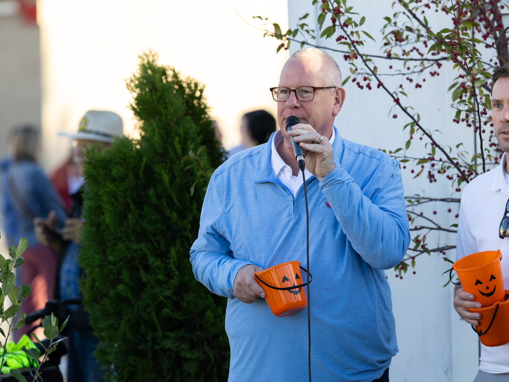 Mayor Bob Andeweg speaking to the crowd at the Downtown Urbandale Block Party