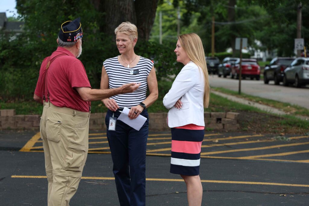mural-ribbon-cutting-veteran-chats-with-city-staff